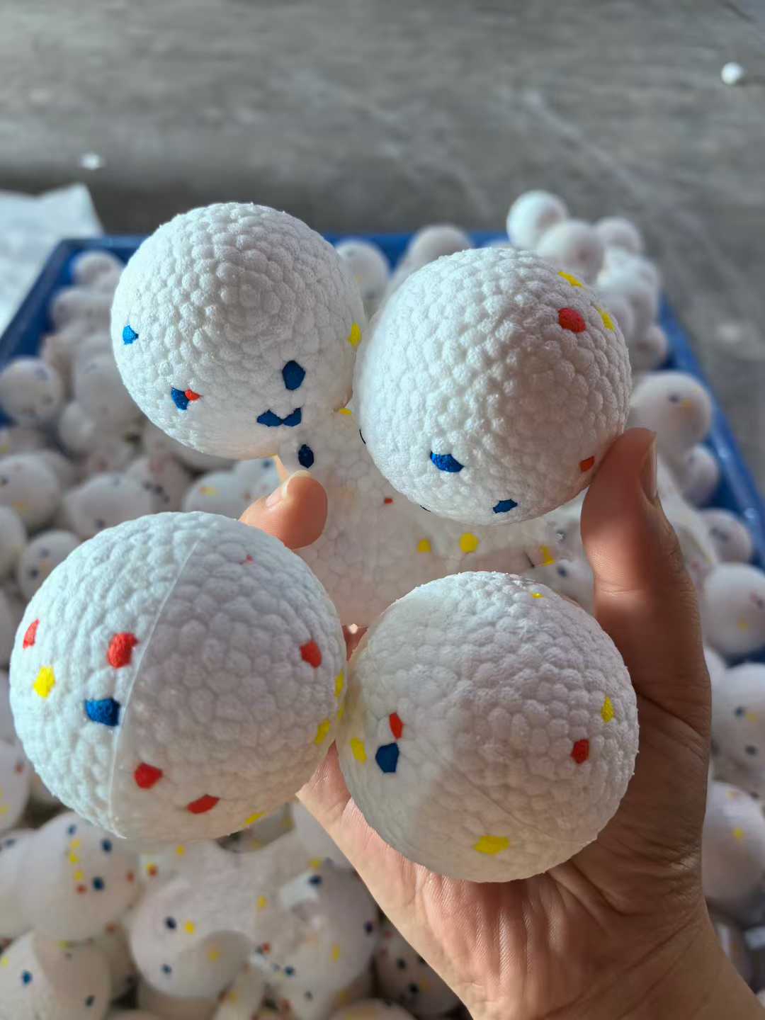 什么材料能彈起硬幣、耐狗啃、還讓跑鞋壽命翻倍？